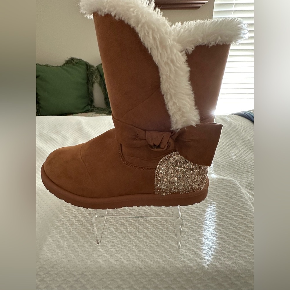 Magellan, Faux Suede, Trimmed With Faux Sherpa Fur.
Sz 1
Very Good Condition